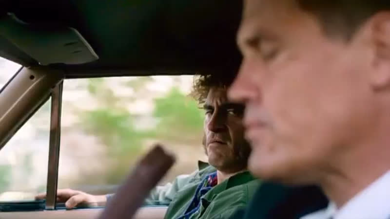 Джош бролин и большое чёрное мороженое ( хоакин феникс смотрит )