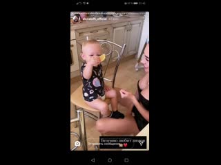 Богдан пробует лимон