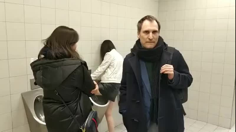 Фемка справляет нужду в мужском туалете