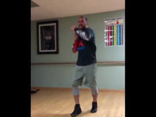 Крашер зажигательно танцует