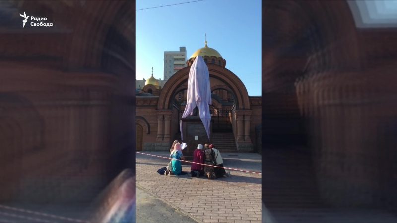 Мужчина с топором напал на памятник николаю ii