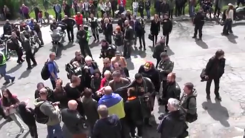 Украинским porn video – Словаки разорвали словака с украинским флагом скандируя россия россия разоблачение сми