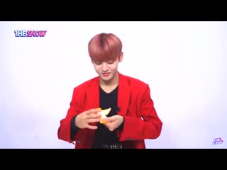 Chan’s special little segment on the show showing how to peel tangerines 에이스