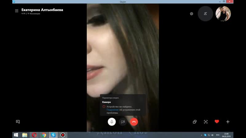 Порно видео Юная девушка показывает сиськи по скайпу