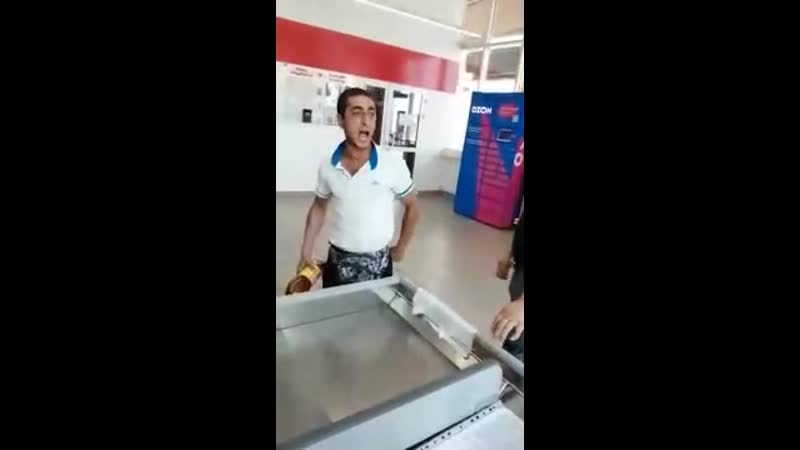 Цыгану отказались продать лимонад, и ещё он получил в табло от охранника