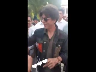 Students get to interact with king khan and get his autograph at the st columba's school, new delhi
