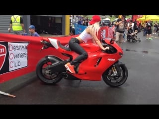 Мотофестиваль ducatista riders в сиднее канди позирует в мотоджинсах draggin slix