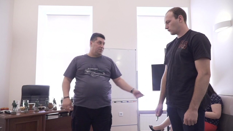 При размашистых ударах выберите момент и сделайте выпад