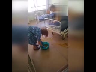 Моют лицо половой тряпкой