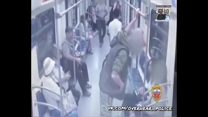 В столичной подземке нетрезвый мачо пристал к девушке и начал угрожать ей ножом