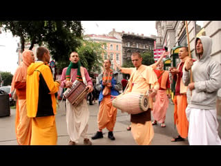 Sweet and melodious hare krishna chanting in budapest / harinama