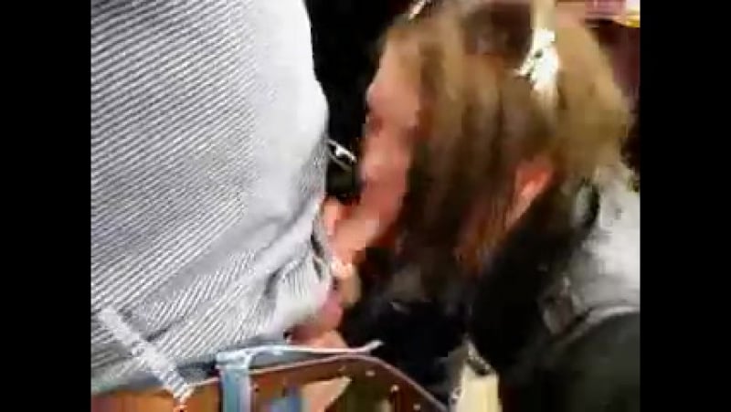 Девушка сосет у случайных незнакомцев