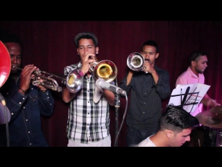 Maikel dinza y soneros de la juventud regalando corazones