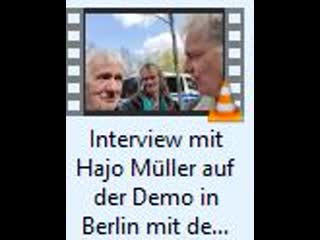 Interview mit hajo müller auf der demo in berlin mit dem digitalen chronist