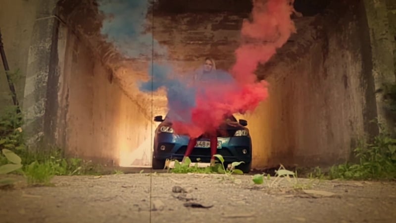 Supergirls с цветным дымом