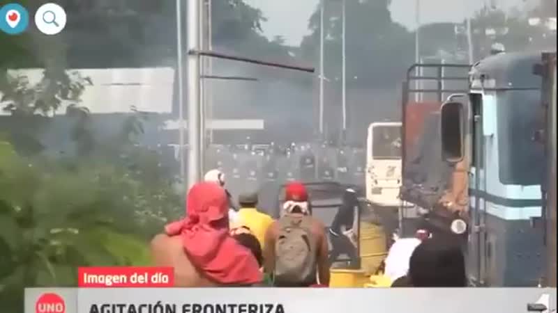 Видео доказывающее что это мирные протестующие «онижедети»гуаидо,швыряющие коктейли молотова спалили гуманитарку