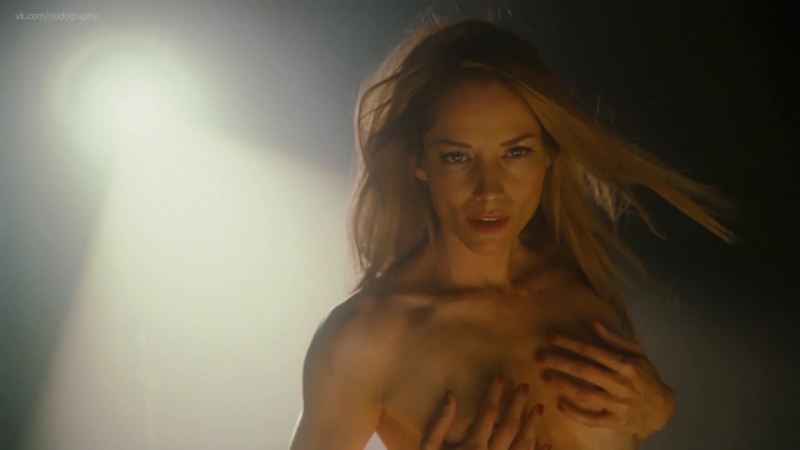 Сиенна гиллори (sienna guillory) голая в фильме "большой молодые" (the big bang, 2010, тони крантц) hd 1080p