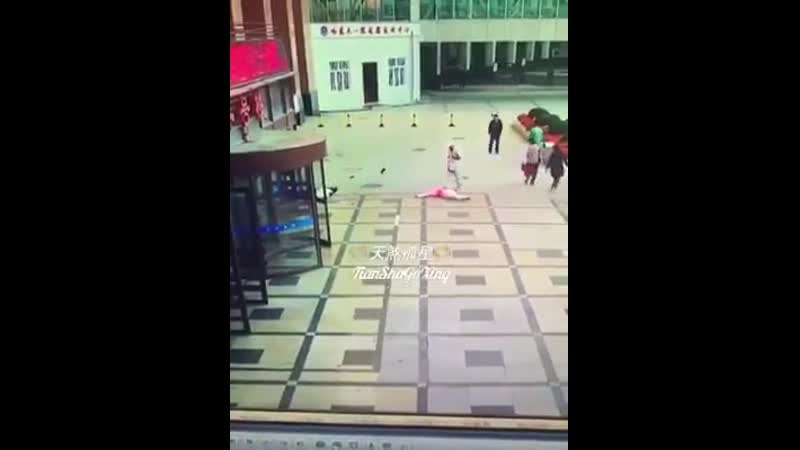 Погиб при падении на него самоубийцы