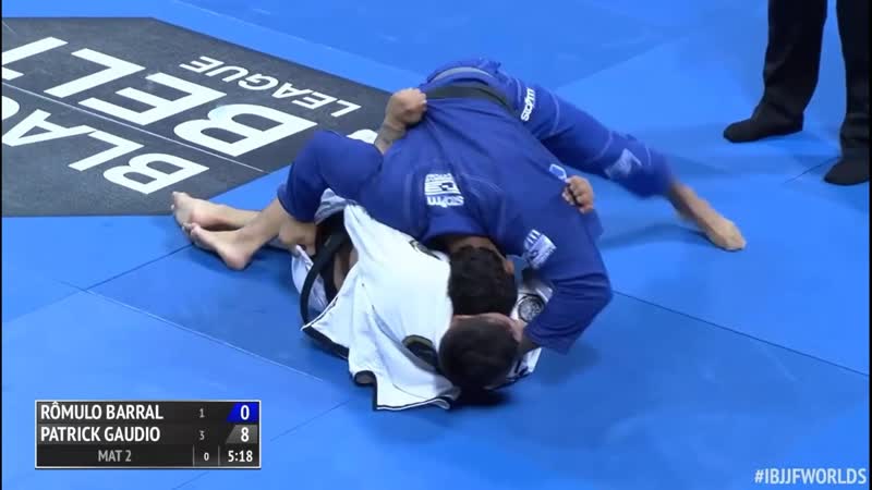 Romulo barral knee cut collection