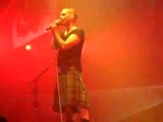 Brian molko, shagging his mic in kilt