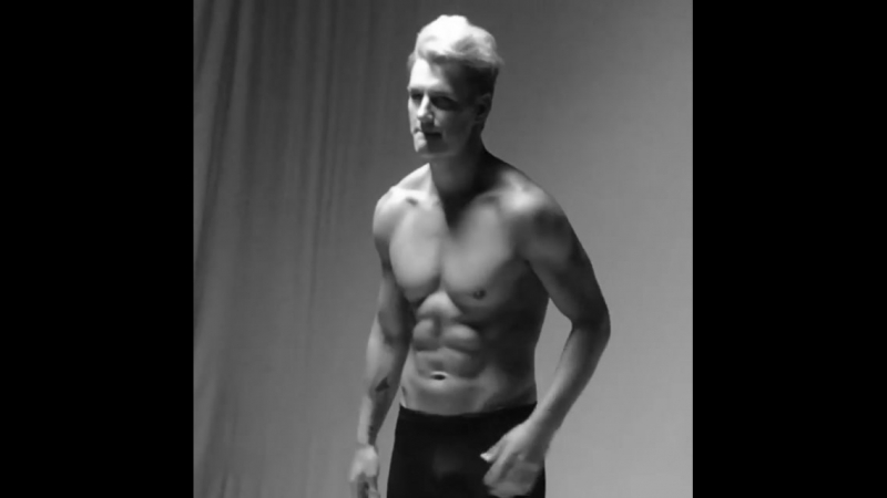 Алексей воробьёв позирует на фотосессии