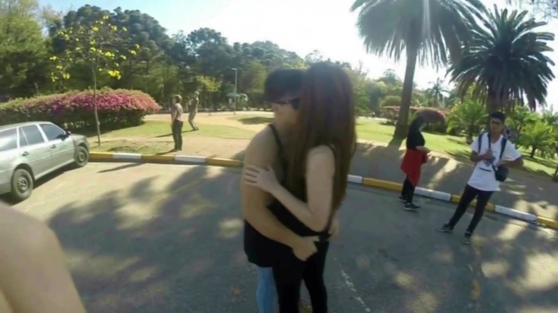 Beijo ou chute no saco ! beso o cachetada