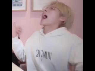 Xiaojun copying ten’s ending part in the jopping mv ㅎㅎ