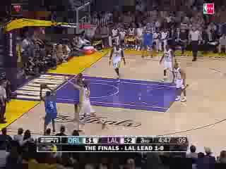 A trevor ariza steal leads to a big kobe bryant slam