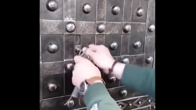 Антикварный сейф из франции, создан около 1800 года| history porn