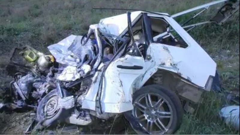 Легковушка влетела под автокран в иркутской области, четверо погибли