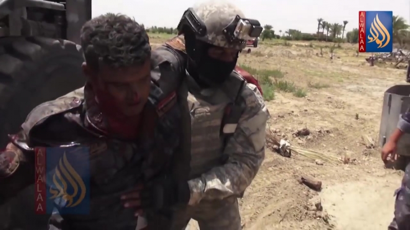 Ирак архив оператор запечатлел момент попадания ракеты птрк в фронтальный погрузчик правительственных сил