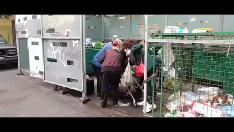 Пенсионеры ищут еду на помойке дожили
