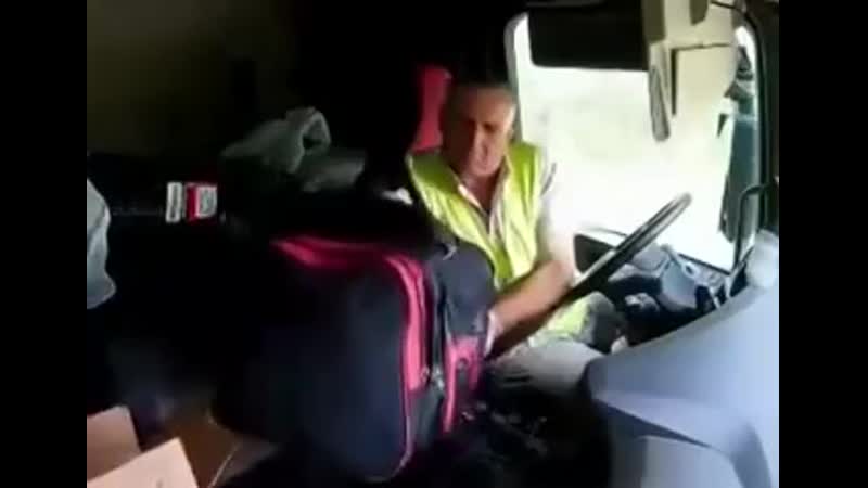 Дальнобойщик улетел с дороги