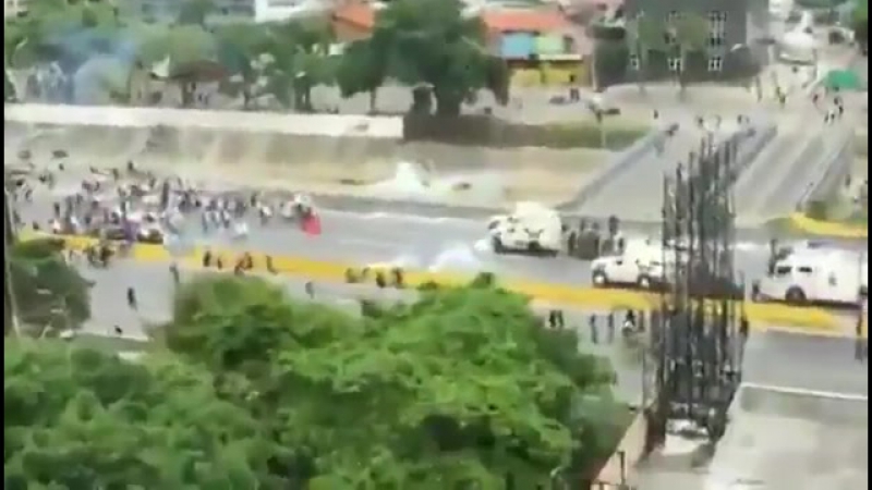 Государственное телевидение показывает танцы президента венесуэлы, а в это время