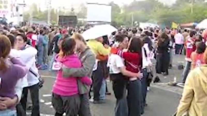 Ал, біздің сорлы қоғам әлі күнге, орамал таққан қызбен алысып жүр 360 mp4