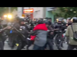 Police arrive in #chaz, make multiple arrests, clear the protesters out