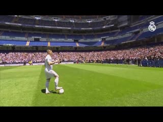 Luka jovic on the bernabeu pitch for the first time