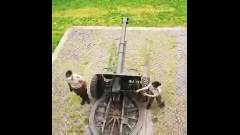 Сослуживец помог выстрелить из пушки