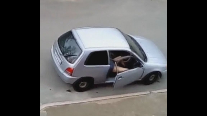 Извращенец во дворе на республиканской