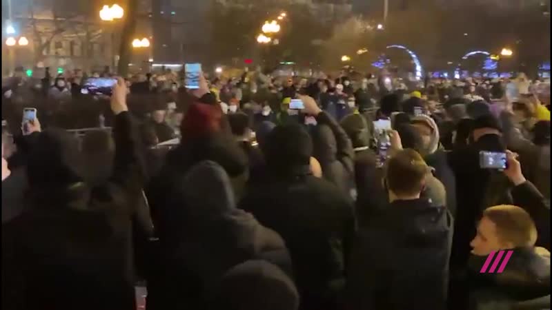 В москве закидали снежками автомобиль с мигалкой