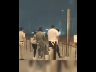 Video king khan @iamsrk lsrk came to drop suhana to the airport in that amazing red car