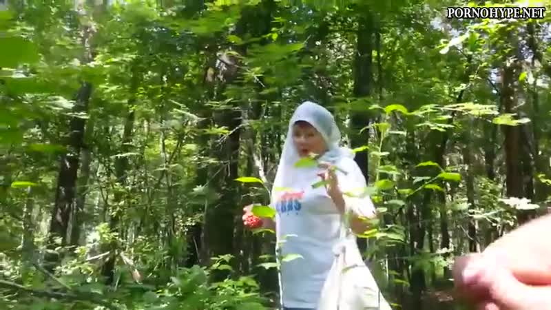 Эксгибиционист дрочит в лесу порно видео