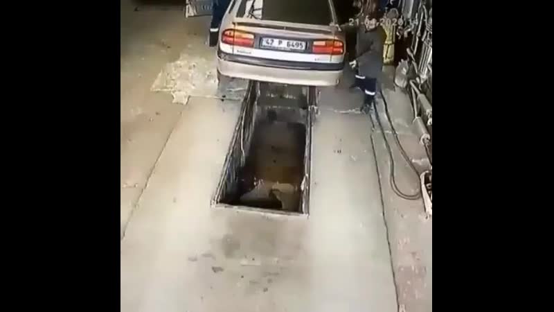 Лучше бы ты стоял и не помогал