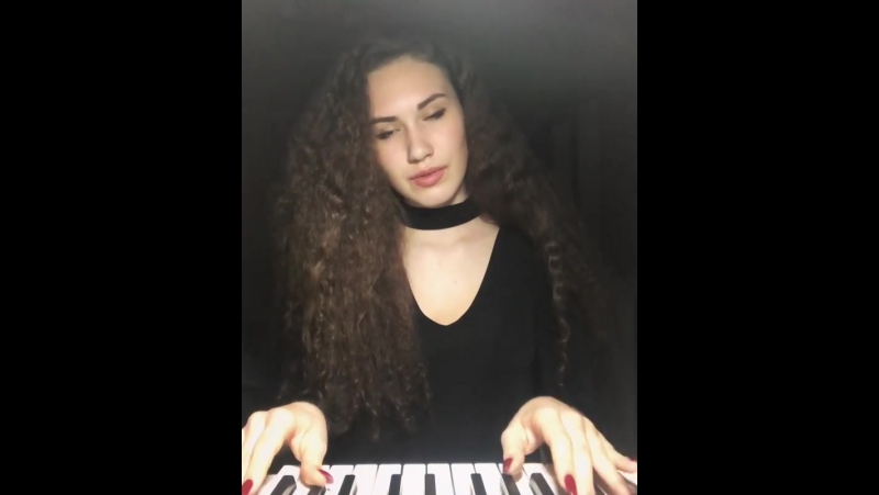 Горячий шоколад невидима (кудрявая девушка шикарно с пела)