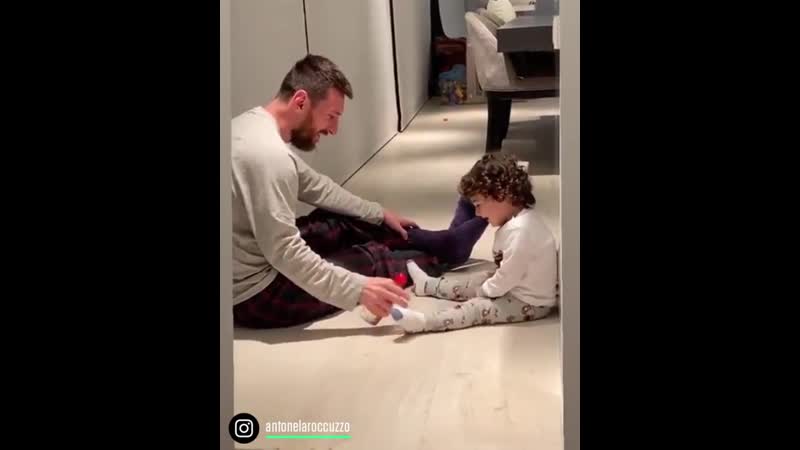 1хстаа месси играет со своим сыном