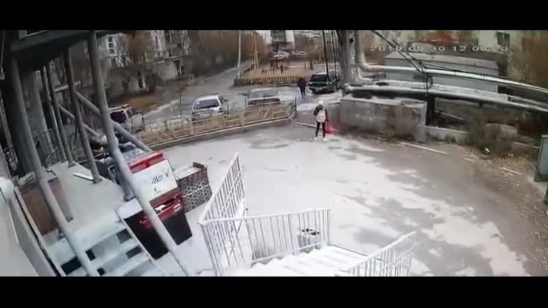 Мужчина в синей куртке обвиняется в нападении на девочку в якутске