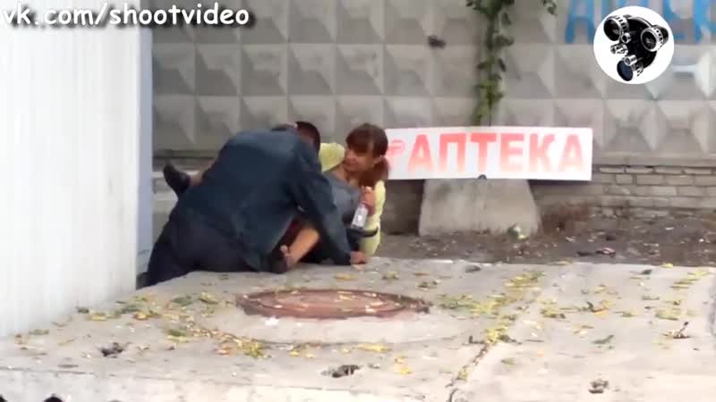 Вписка девушка поила хахаля водкой, а он отказался ей лизать, не хочет, лизать западло, пятница развратница, бухаем