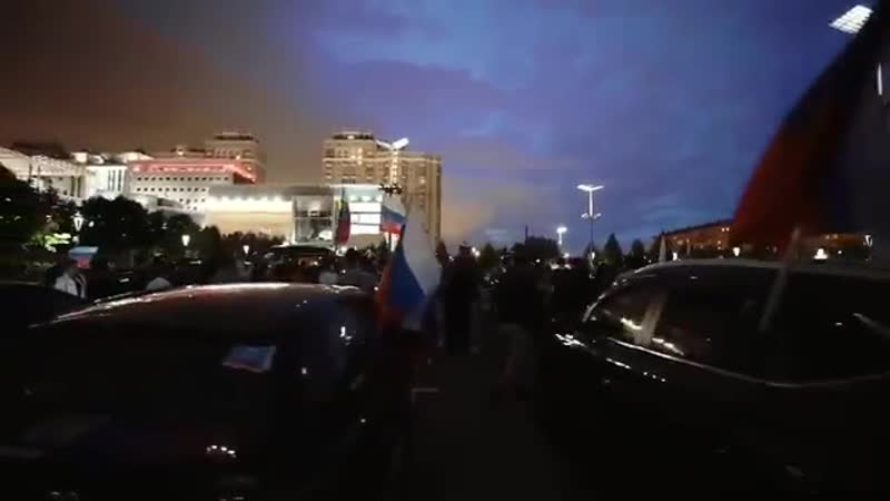 Рабы имитируют безудержное веселье за достойную жизнь семей ротенбергов, сечиных и