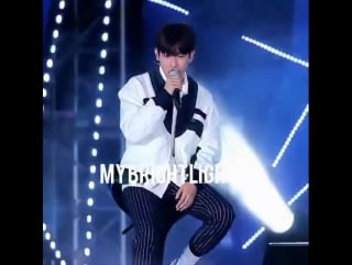 Бэкки поет и танцует на стульчике