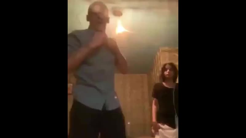 Лысый нихуева флексит тупо какает